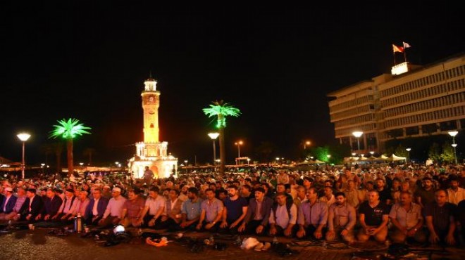 İzmir de Kadir Gecesi: Binler Konak Meydanı nda buluştu