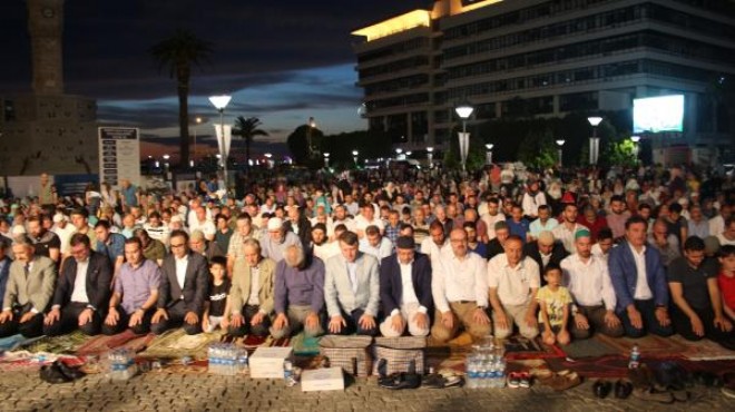 İzmir de Kadir Gecesi: Konak Meydanı nda binler namaz kıldı