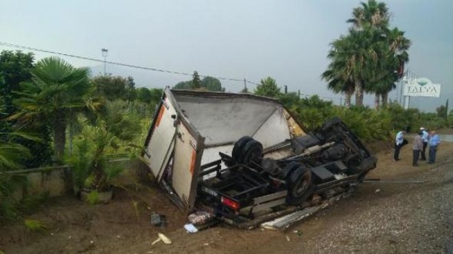 İzmir de kamyon duvara çarptı: 1 yaralı