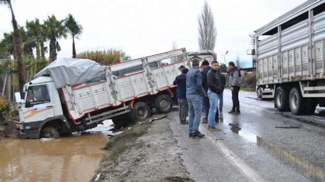 İzmir de kamyon ile kamyonet çarpıştı: 5 yaralı