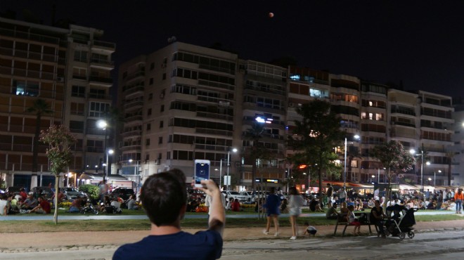 İzmir de  Kanlı Ay Tutulması  heyecanı