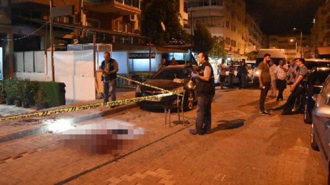 İzmir de kanlı gece: Markette silahlı-bıçaklı düello!