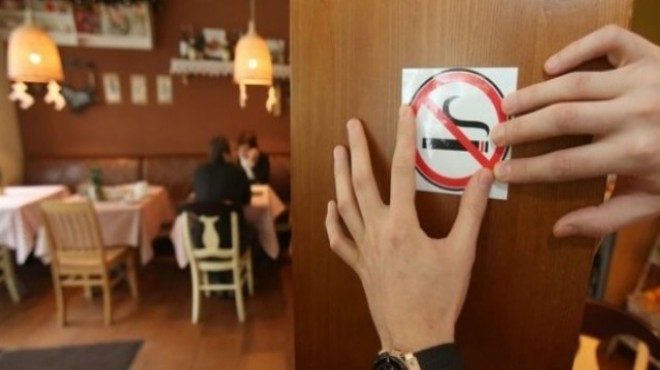 İzmir de kapalı alanda sigara içene ceza yağdı!