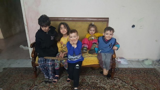 İzmir de kara kışta evsiz kaldılar... 7 kişilik aile yardım eli bekliyor