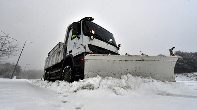 İzmir de karla mücadele sürüyor