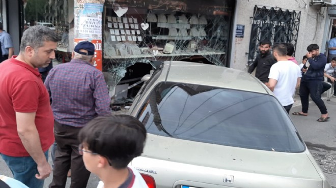 İzmir de kaza: Araba kuyumcu dükkanına girdi