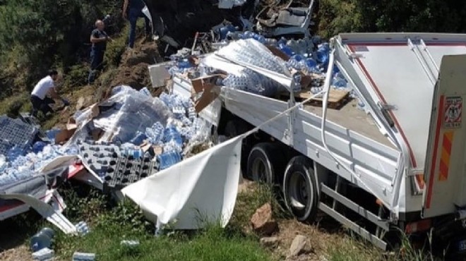 İzmir de kaza: Damacana kamyonu devrildi