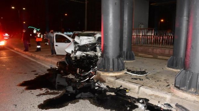 İzmir de kaza... Köprü ayağına son sürat çarptı