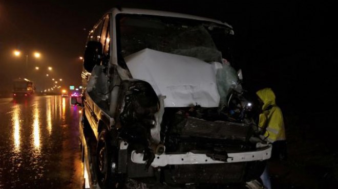 İzmir de kaza: Minibüs hurdaya döndü