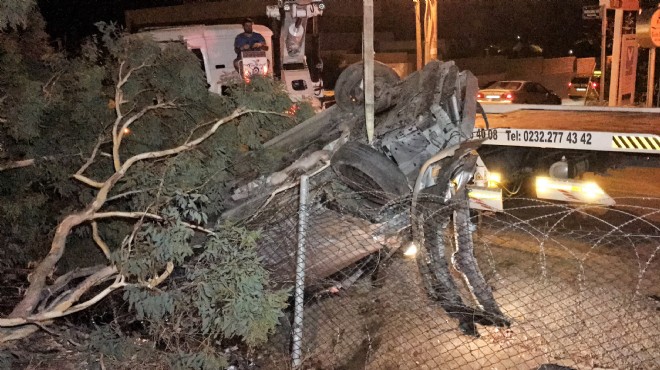 İzmir de kaza: Önce ağaca çarptı sonra şarampole yuvarlandı!