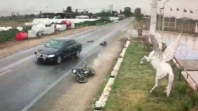 İzmir de korkunç kaza: Motor sürücüsü ağır yaralandı!