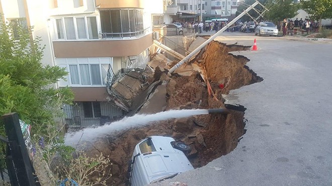 İzmir de korkunç olay: Duvar çöktü!