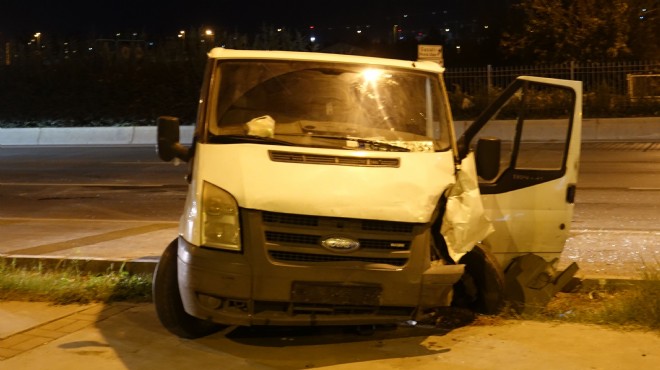 İzmir de korkutan kaza: 4 araç birbirine girdi!