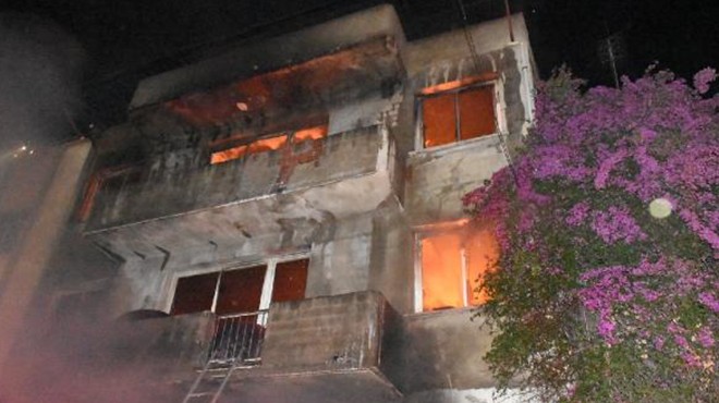 İzmir de korkutan yangın! Alevler binayı sardı