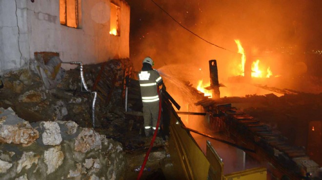 İzmir de korkutan yangın... Alevler evleri sardı!