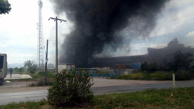 İzmir de korkutan yangın: Fabrika kül oldu!