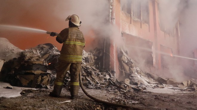 İzmir de korkutan yangın: Fabrika küle döndü!