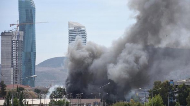 İzmir de korkutan yangın: Gökyüzü simsiyah!