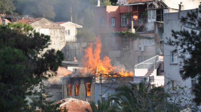 İzmir de korkutan yangın: İki katlı ev kül oldu!