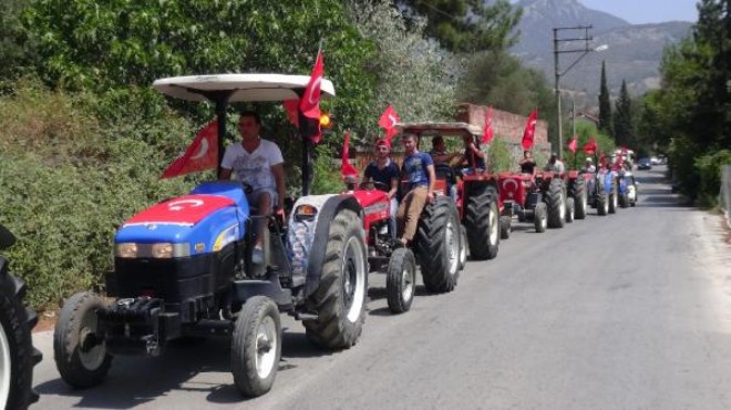 İzmir’de köylülerden darbe karşı traktör konvoyu!