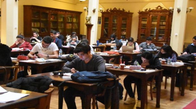 İzmir de kütüphaneye akın: Oturacak yer yok!