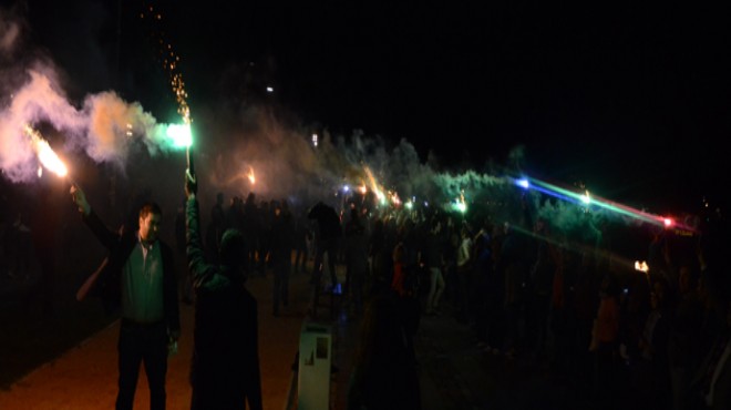 İzmir’de laiklik ateşi: Kahraman’a insan zinciriyle protesto!