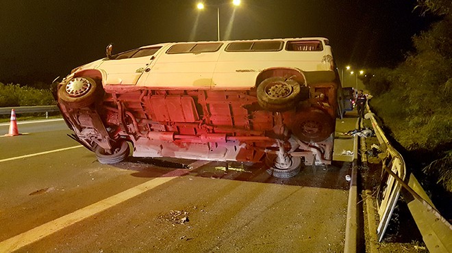 İzmir de lastiği patlayan minibüs devrildi: 4 yaralı!
