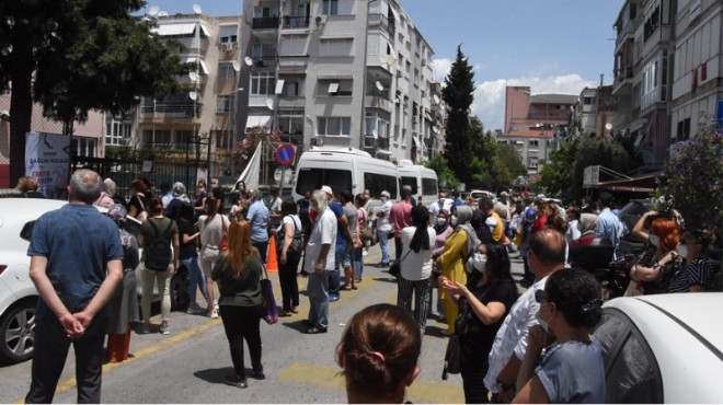 İzmir de LGS manzarası: Veliler sosyal mesafeyi unuttu