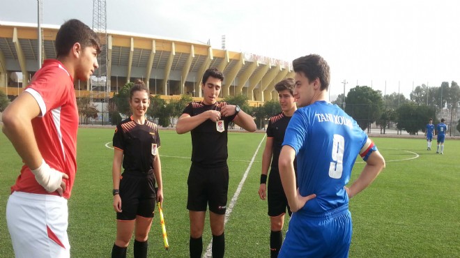 İzmir de liseler arası futbol şampiyonasında gol yağdı