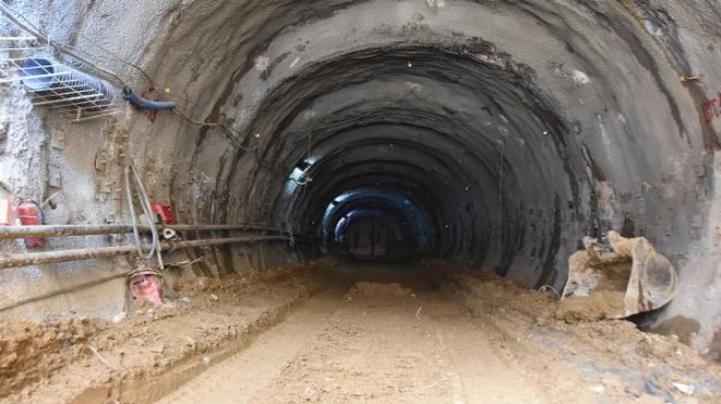 İzmir de metro çalışmalarında son durum... Dev köstebek yer altına iniyor