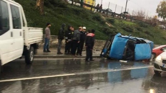 İzmir de minibüs ve otomobil devrildi: 5 yaralı