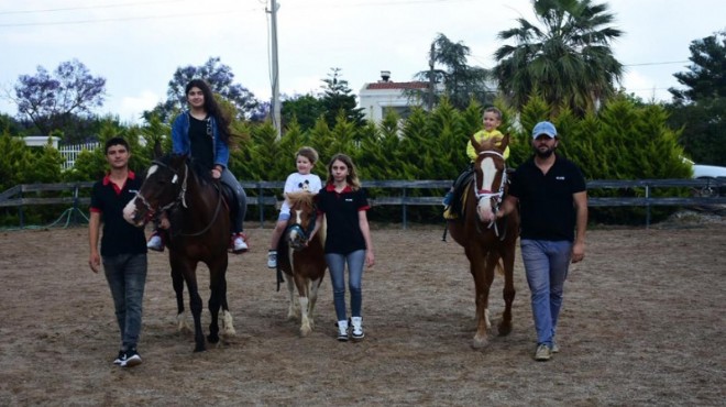 İzmir de minikler, at parkında eğlendi