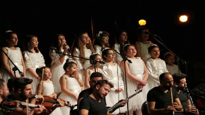 İzmir’de mülteci çocuklardan barış şarkıları