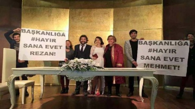 İzmir’de nikah masasında referandum pankartı!