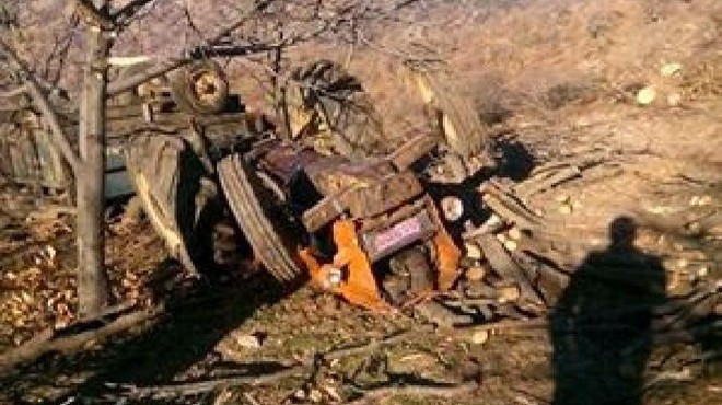 İzmir’de odun yüklü traktör devrildi: 1 ölü