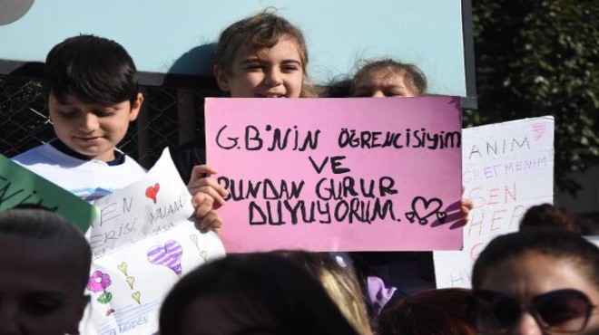 İzmir de öğrencisine kitap fırlattığı öne sürülen öğretmene destek eylemi!