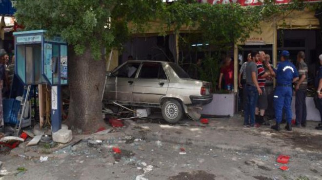 İzmir de otomobil kahveye daldı: Feci şekilde can verdiler