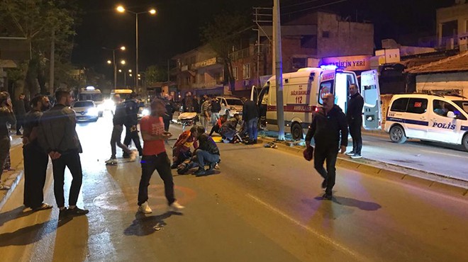 İzmir de otomobil motosiklete çarptı: 2 yaralı!