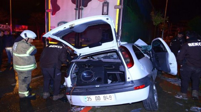 İzmir de otomobil TIR dorsesine çarptı: 3 yaralı!