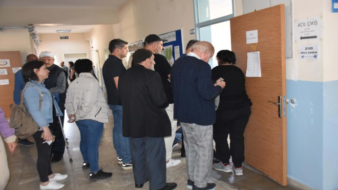 İzmir de oy kullanma yoğunluğu!