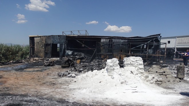 İzmir de plastik fabrikasında yangın: Depo yok oldu!
