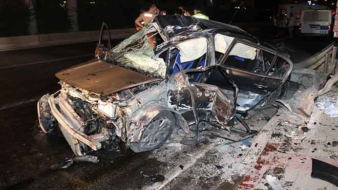 İzmir de sabaha karşı kaza: Üst geçitte araba paramparça!