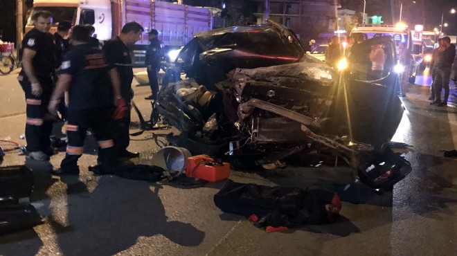 İzmir de sabaha karşı korkunç kaza: Paramparça oldu!