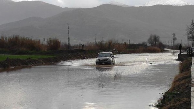 İzmir de sağanak çile: Yol göle döndü, arabalar battı!