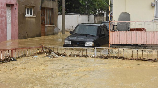 İzmir de sağanak kabusu: Dere taştı, evleri su bastı!