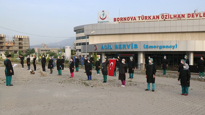 İzmir de sağlık çalışanlarından  sosyal mesafeli  kutlama