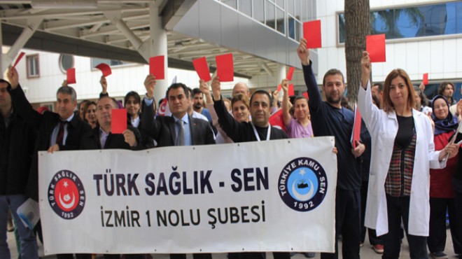 İzmir’de sağlıkçılardan Bakan’a kırmızı kart!