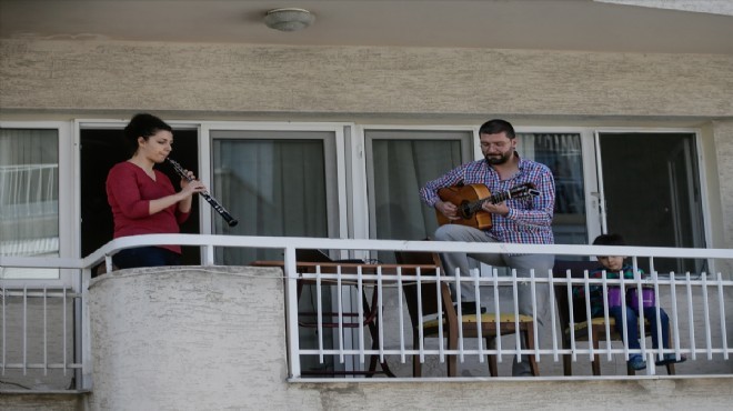 İzmir de sanatçı çiftten komşulara  balkon konseri 
