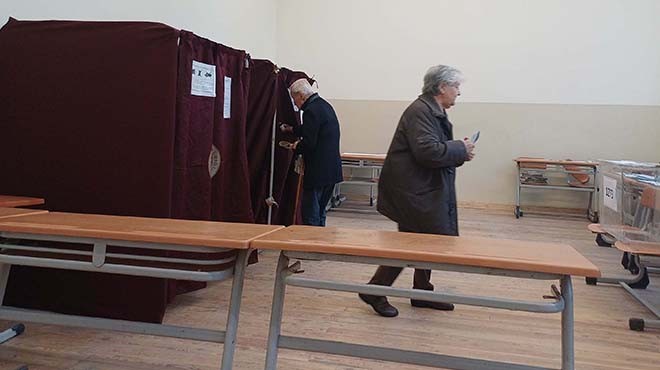 İzmir de oy verme işlemi başladı