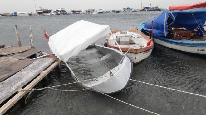 İzmir de şiddetli yağış tekneleri vurdu!